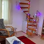 Anna's In Tsintzina *