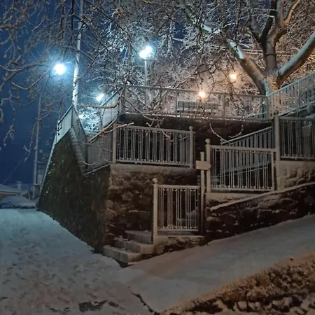 Anna's In Tsintzina *