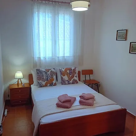 Anna's In Tsintzina Polídhroson