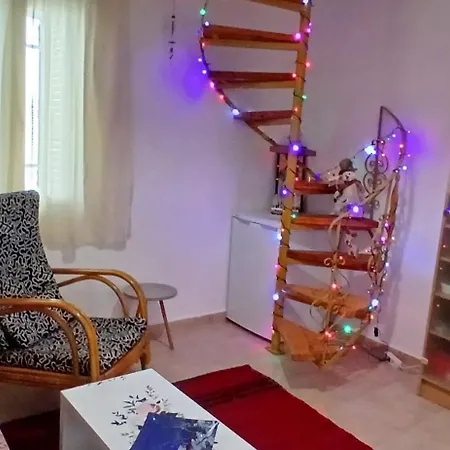 Anna's In Tsintzina *