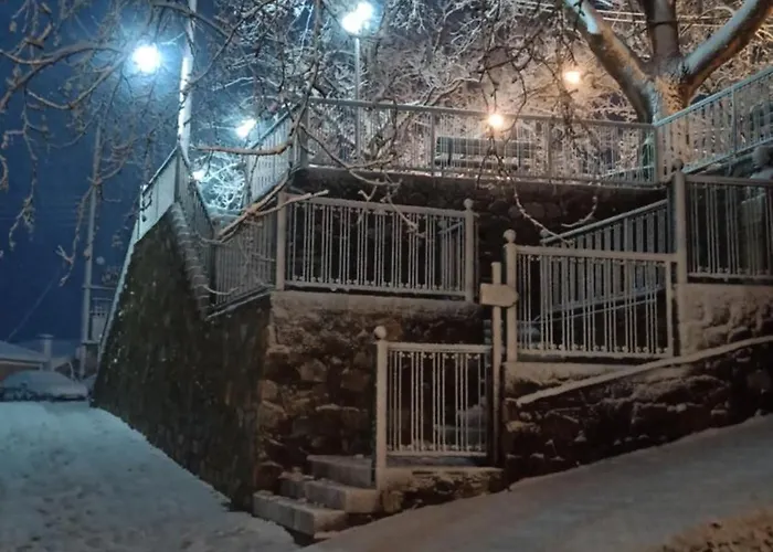 Anna's In Tsintzina *