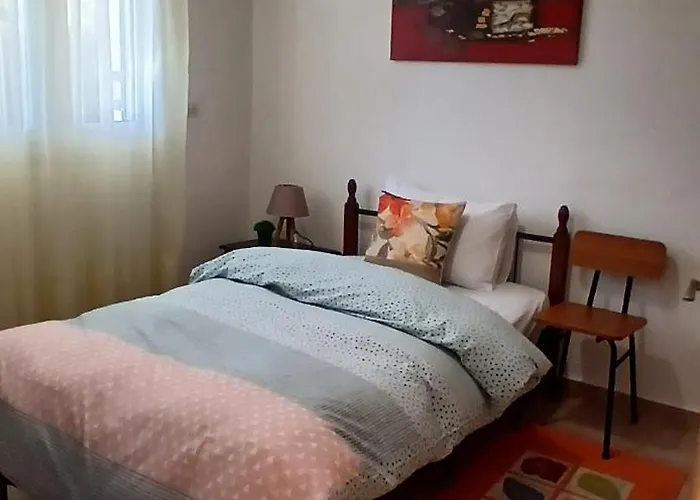 Anna's In Tsintzina *