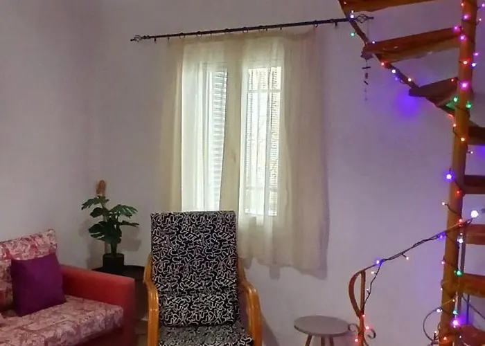 Anna's In Tsintzina *