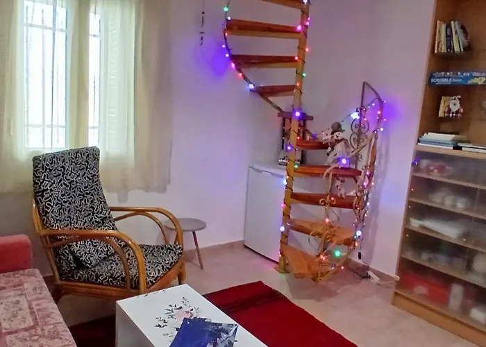 Anna's In Tsintzina *